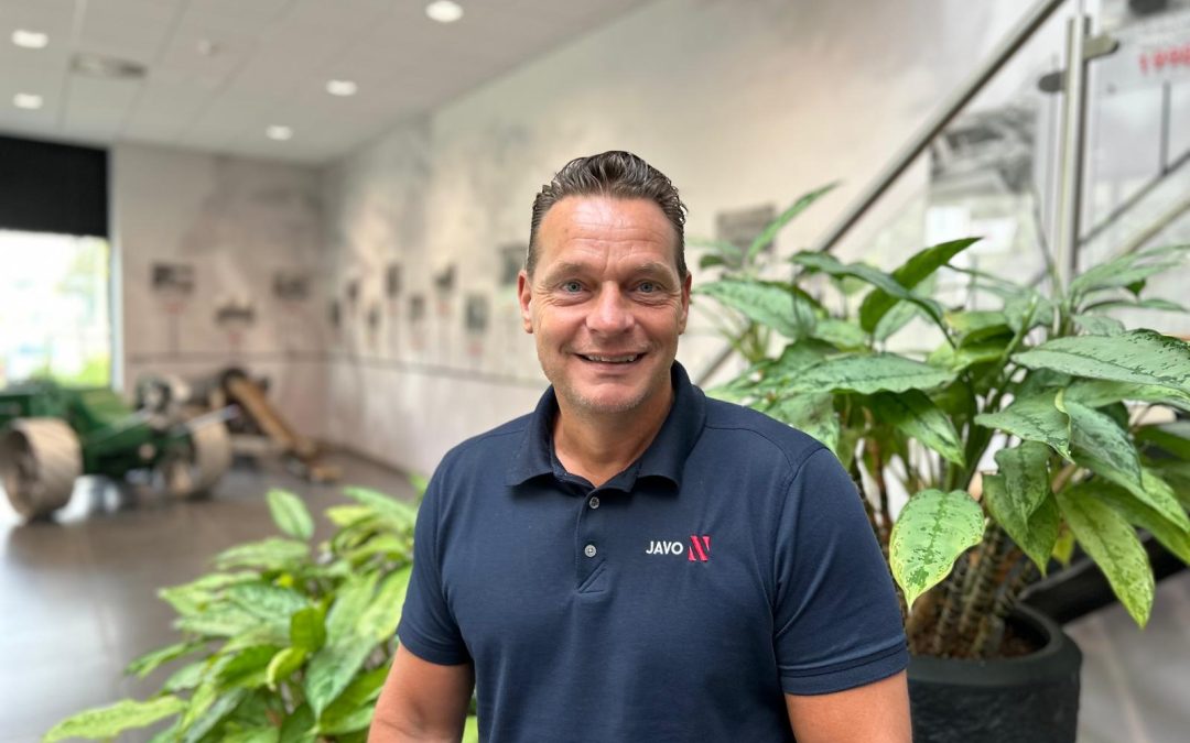 Meneer voor een trap met planten